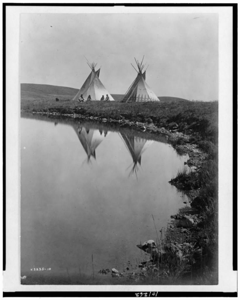 At the water's edge-piegan (1910) En la orilla Hacía apenas diez años de los terribles sucesos de Wounded Knee: a finales de 1890, medio millar de soldados del Séptimo de Caballería rodearon el