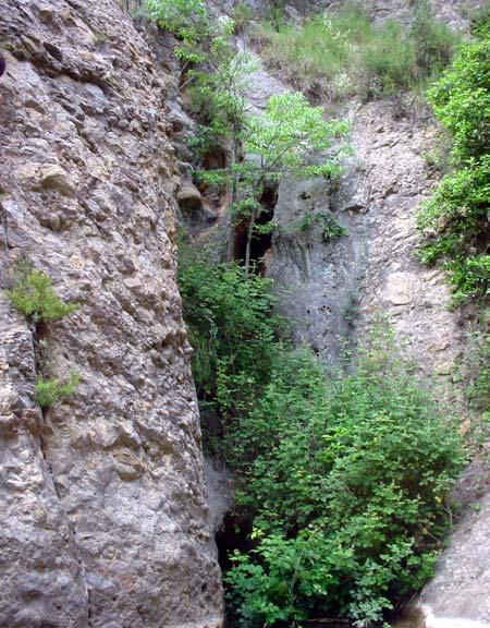 Por otra parte, en la poza que queda bajo la cueva, se ve una oquedad que, bajo las aguas, se interna por debajo de la pared del cortado.