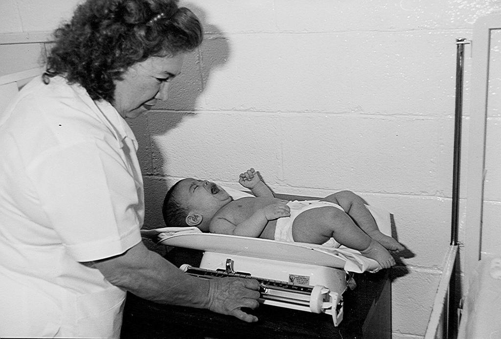 Técnica para la medición del peso del niño(a) menor de un año - Utilice la báscula pesa bebé.