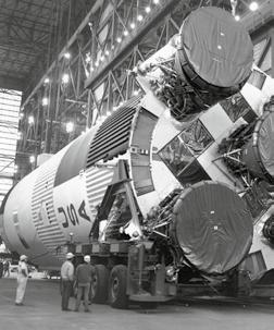 Las dos siguientes, denominadas Apolo 8 y Apolo 10, tenían por objetivo poner a prueba diferentes componentes en la órbita de la Luna y tomar fotografías de su superficie.