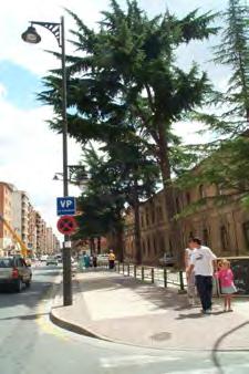 456 Y En la calle Marqués de Murrieta, en el espacio comprendido entre la fachada del antiguo cuartel militar y la acera, se sitúan 5