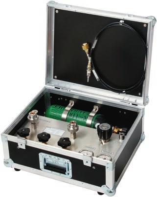 autopurga, manómetro de presión de entrada y salida, una protección contra sobrepresión, dos conexiones de prueba y válvulas de dosificación fina así como una manguera de carga.