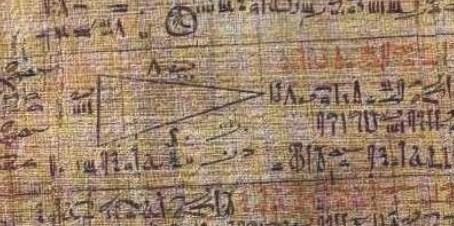 Antes de empezar El documento más antiguo en el que se presentan problemas que se resuelven con ecuaciones es el papiro Rhind de 1650 a.c. (en la imagen puede verse un fragmento).