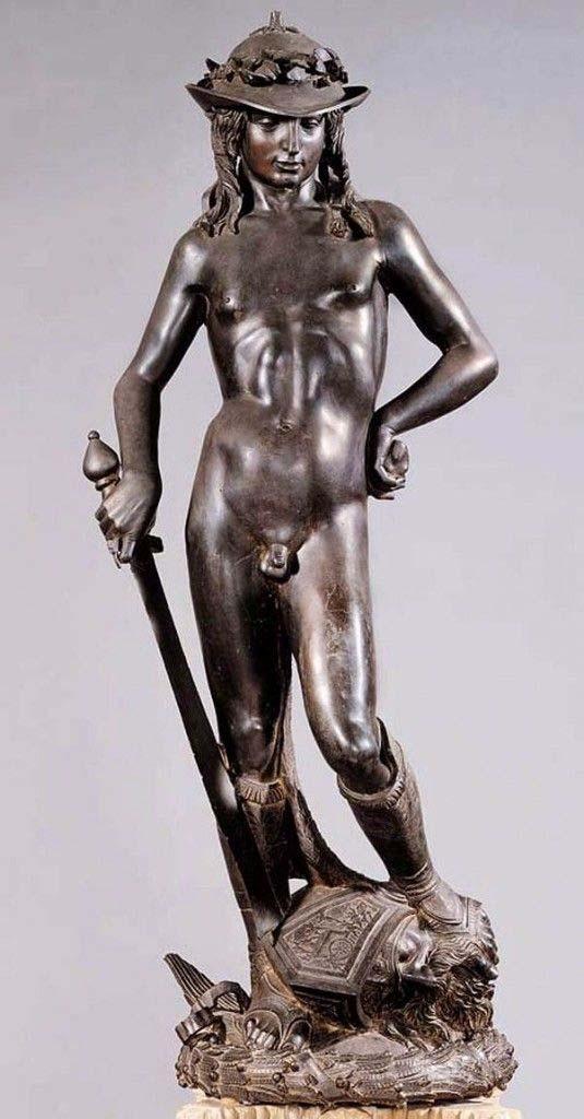 DAVID (del Palacio Médicis) El David de Donatello, supuso la vuelta al desnudo como tema tras casi mil años de ausencia de éste de la historia del arte occidental.