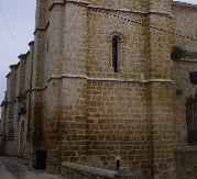 Esta iglesia se se construyó principalmente en dos etapas: la primera corresponde a los S. XIII XIV, y que pertenece el áside, la torre y el claustro.