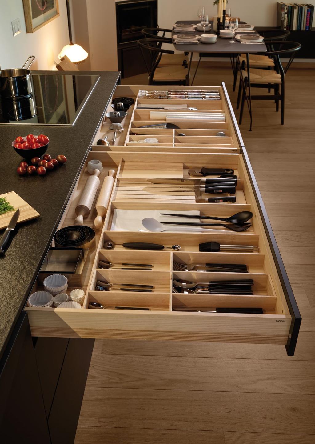 El cajón superior, realizado en madera de fresno olivo, recoge los utensilios de uso más frecuente en la cocina.