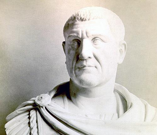 MAXIMINO EL TRACIO (235-238 D.C.) Contra los cristianos de Roma. Maximino el Tracio fue hijo de un campesino godo y su mujer de origen alano en Tracia. De ahí su nombre.