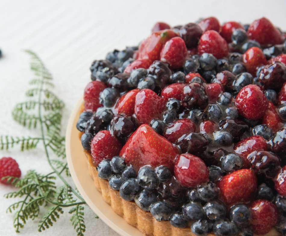 Tarta de frutas Costra rellena de crema pastelera, cubierta con fresas, blueberries,