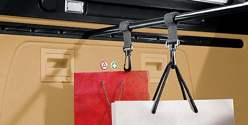 Esta barra puede plegarse y guardarse en el compartimento de piso del maletero cuando no se necesita. Puede utilizarse para sujetar objetos grandes (es decir, maletines).