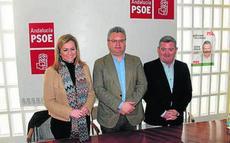 10/03/2016 El secretario general del PSOE en Puente Genil, Esteban Morales, junto al parlamentario andaluz Jesús María Ruiz, informaron ayer de la proposición no de ley que han presentado de la mano