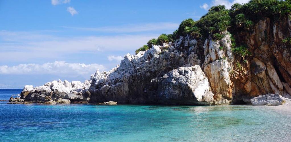 SICILIA Sicilia es la isla más grande de Italia, separada del continente por el estrecho de Messina y bañada por el Mar Jónico, el mar Tirreno y el Mediterráneo.
