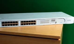 El equipamiento facilitado por la Consejería de Educación incluye un router que distribuye la señal de Internet a través de uno de sus puertos.