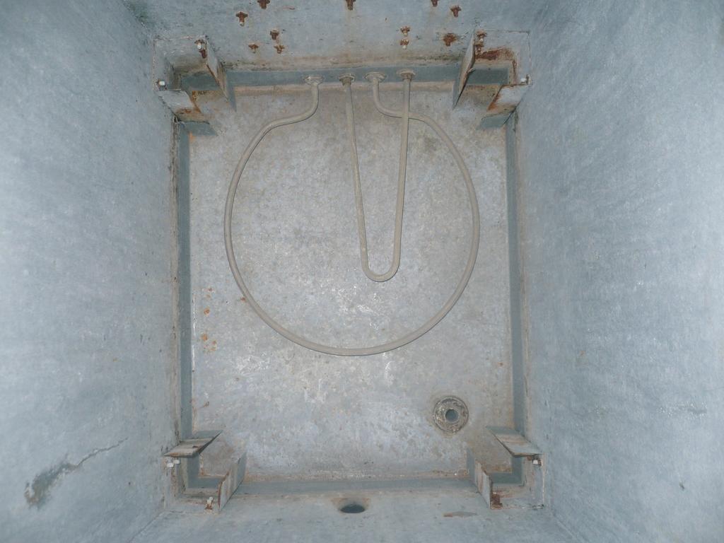Aquí se coloca el agua hasta la altura del agujero lateral que se encuentra a un altura de 15 cm desde la base de la cabina