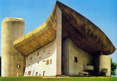 Capilla de Ronchamp. Le Corbusier. 1956. La capilla de Ronchamp (1950-1956) se califica como una de sus obras más atrevida, pero genial.