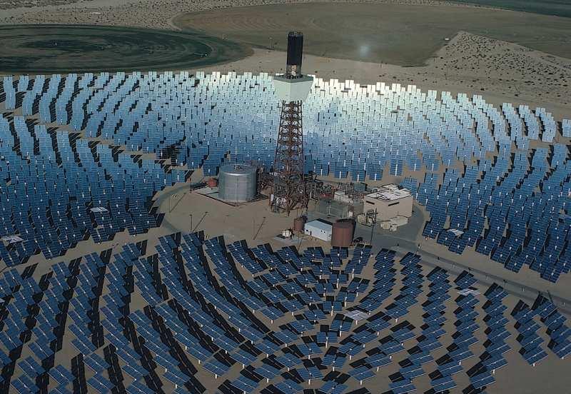 3.1. Centrales fototérmicas En este tipo de centrales solares el calor de la radiación solar calienta un fluido que pasa a fase vapor. El vapor se dirige hacia la turbina obligándola a girar.