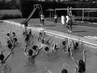 AQUAERÓBIC Y AQUAGIM El aquaeróbic es la adaptación del aeróbic al medio acuático, mientras que el aquagim hace lo propio con los ejercicios de gimnasia de mantenimiento.