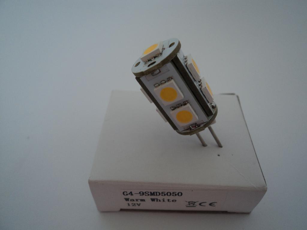 8W Voltaje de operación 12 VDC Flujo luminoso: 195 Lm Angulo de iluminación 360 grados Base: MR11 Color: blanco calido Cuerpo de