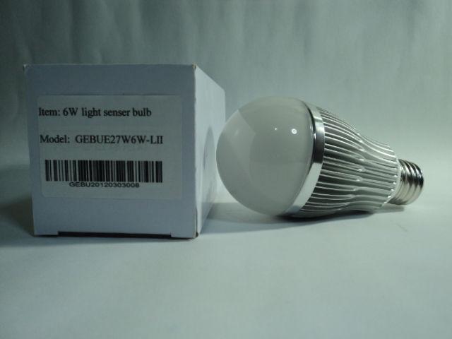 automático al detectar oscuridad. A menos de 10Lx enciende. B60-80 Foco tipo esfera 80 LED Consumo de energía: 3.