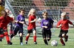 FUTBOLET I Avui dia el futbol és una de les activitats més populars i que més agraden als nins de l escola.