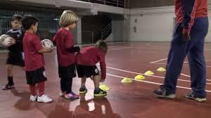 Treballar els desplaçaments amb agilitat i rapidesa Millorar el control amb la pilota Conèixer les regles bàsiques del futbol Respectar les