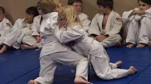 Orientar els nens cap a conductes i hàbits positius envers la salut i el benestar. Adquirir habilitats especifiques relacionades amb el judo.