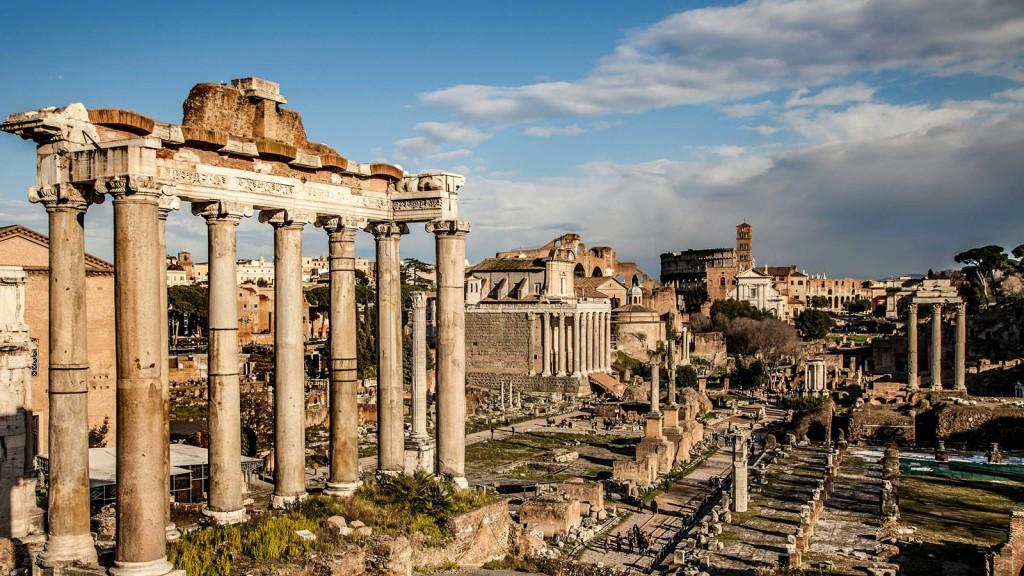 Antiguamente el Foro Romano era el centro de la ciudad de Roma, es decir donde acontecía la vida política, económica, religiosa, comercial y social de la capital del Imperio.