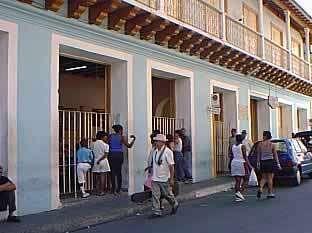 Baracoa es maravillosa por su naturaleza, está situada dentro de algunos de los más bellos paisajes de la isla. Visita a la Iglesia Parroquial y el Museo Matachín.