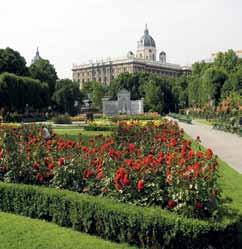 Parlamento, Ayuntamiento, Teatro Nacional, Palacio Imperial «Hofburg». Visita de los Jardines del Belvedere, palacio veraniego del Príncipe Eugenio de Saboya con una magnífica vista de la ciudad.
