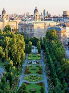 Visitamos igualmente los Jardines del Belvedere, palacio veraniego del Príncipe Eugenio de Saboya con una magnífica vista de la ciudad eternizada por Canaletto en sus lienzos de Viena.