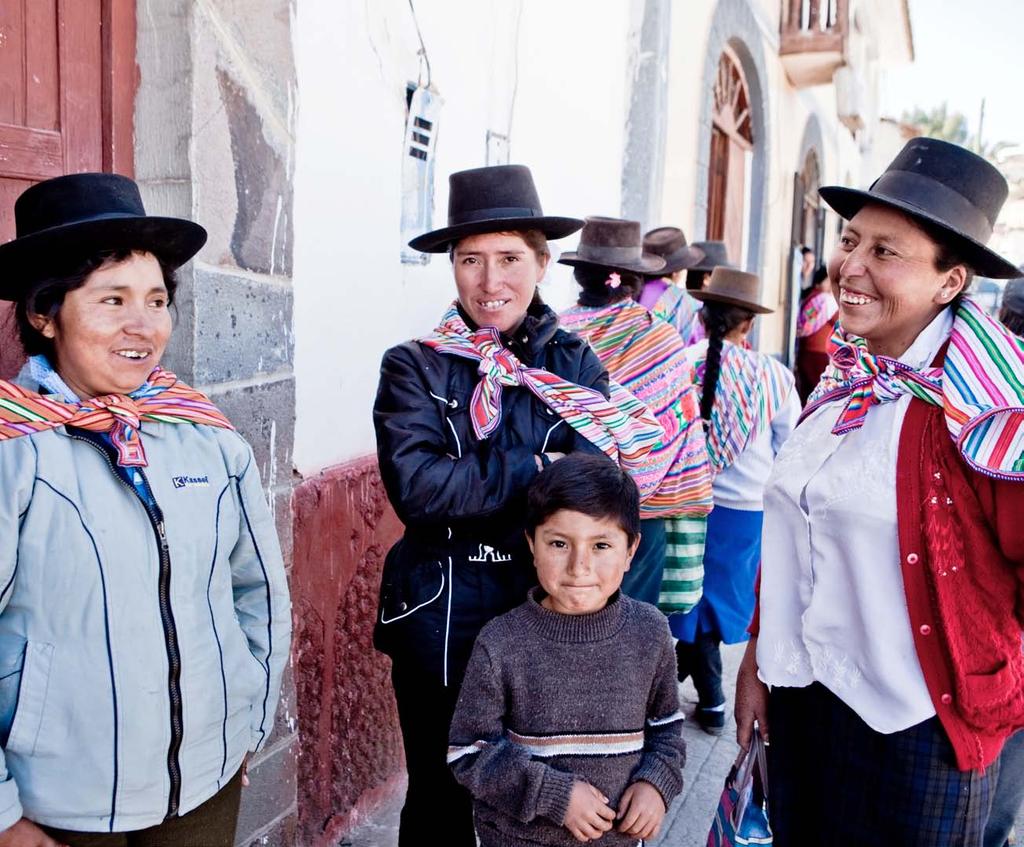 El Perú, un país joven y multicultural con grandes desafíos por superar El Perú es un país multiétnico y multicultural, con un 24% de población 1 que se autodefine como indígena y un 3%,