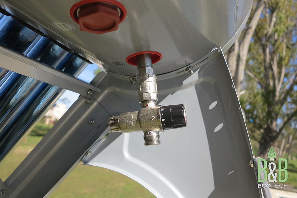 VALVULA TERMOSTATICA: -En caso de adquirir la válvula termostática, colocar la misma a la salida de agua caliente del termotanque solar mediante un cupla con la conexión identificada con un punto