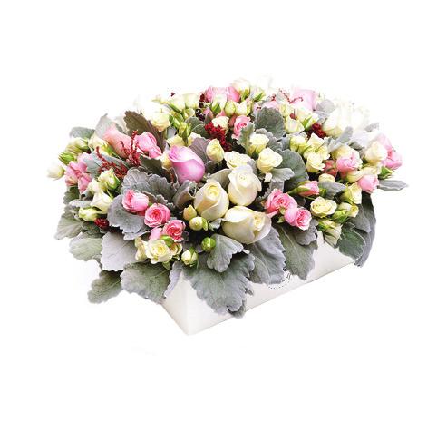 Incluye 60 a 68 tallos de rosa, dependiendo del tamaño del botón, y 10 varas de orquídea dendrobium.