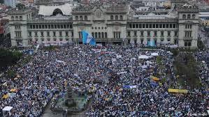 MANIFESTACIONES PACÍFICAS Masiva participación pacífica en manifestaciones frente al Palacio Nacional en la ciudad de Guatemala, exigiendo la renuncia