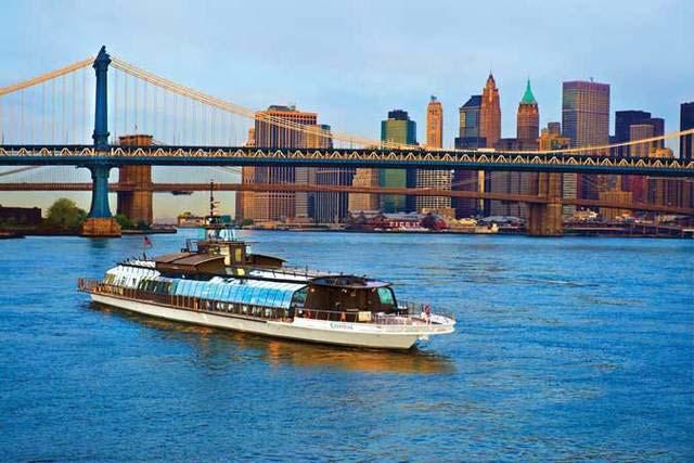 Crucero Bateaux con cena VIE-SAB Desde París llega la inspiración para esta inolvidable experiencia en la Bahía de New York.