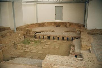 Las partes hasta ahora vistas constituyen la domus romana más primitiva; las partes que vienen a continuación son la parte griega de la casa.