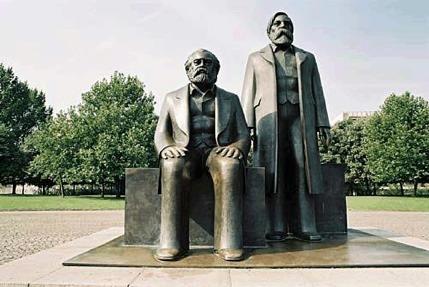 MARXISMO Karl Marx Estudia derecho en la ciudad de Bonn En 1836 se traslada a Berlín y orienta sus estudios hacia la filosofía Se une a los jóvenes de