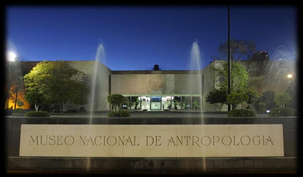 Museo Nacional de Antropología. Edificio de grandes dimensiones, diseñado para albergar la extensa colección de objetos prehispánicos reunida durante siglos en todo el país.