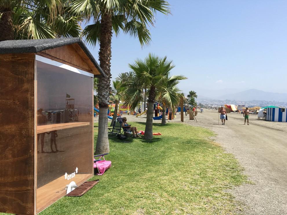 Book Punto : Oasis frente al Chiné en la playa de Caleta de Vélez. Este servicio lo hemos integrado en la plataforma bookkcrossing-spain.