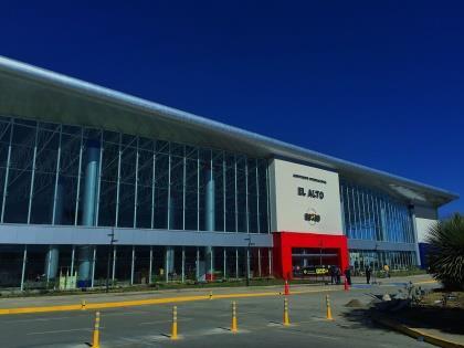 a) Aeropuertos Internacionales Principales: Actualmente, parte de la administración de estos aeropuertos corresponde a la Empresa Pública SABSA Nacionalizada, sin embargo, los servicios a la