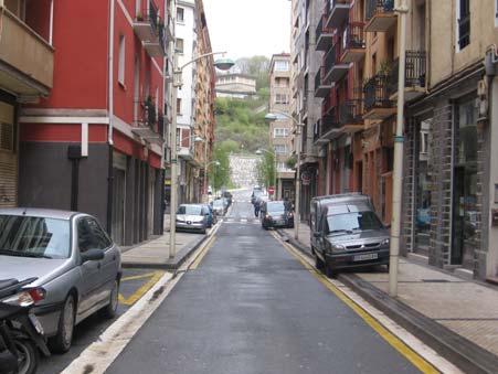 La calle Maiatzaren Lehena de 144m tiene 6 vados y 3 parkings para motos. No se encuentran aparcamientos especiales como paradas de autobús, taxi o policía. Tampoco se encuentra FOTO 11.