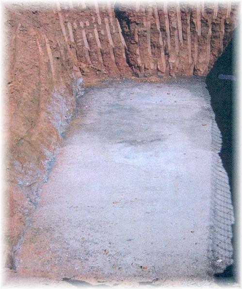 2. Excavación Realizar la excavación en función de las medidas del depósito, teniendo en cuenta que las paredes deben quedar a unos 30cm, como mínimo, de dicha excavación.