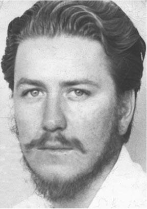 media. Dirigente estudiantil del MIR y FER. Detenido bajo falsos cargos de terrorismo, fue torturado, mutilado y asesinado por agentes de la dictadura de Pinochet y la Caravana de la Muerte.