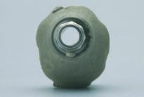Ceramicor es una aleación inoxidable y no permite la unión de materiales cerámicos. Tallado hasta el nivel del implante.