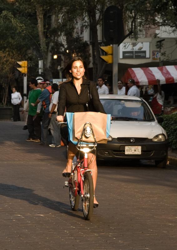 Logros Mayor participación de viajes en bici por mujeres en comparación con el promedio de la ciudad: