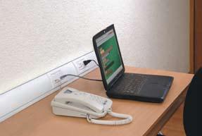 Canaleta de mesa a canaleta para mesa permite realizar instalaciones eléctricas y de redes de cómputo en el escritorio.