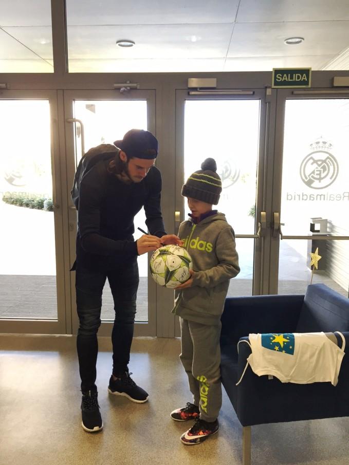 El sueño de Alejandro era conocer a todos los jugadores del Real Madrid, en especial a Bale. Es de Almeria, tiene fibrosis quística y 7 años.