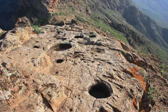 Las Cazoletas o Almogarén de Amurga. Un Almogarén se caracteriza por la presencia de hoyos excavados en el suelo, llamados cazoletas.