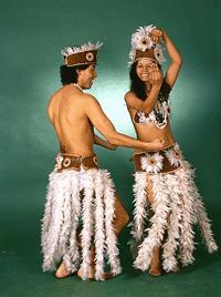 Tercero A Isla de Pascua Fantasía Tapati Mujeres: Traje típico de plumas en tonos blancos pantaleta blanca.