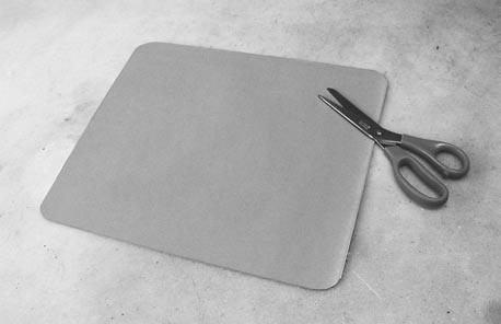 Preparación de la plancha Las planchas se cortan con cuchilla sobre una superficie limpia, las esquinas se redondean con unas tijeras. Lijar los cantos cortantes.