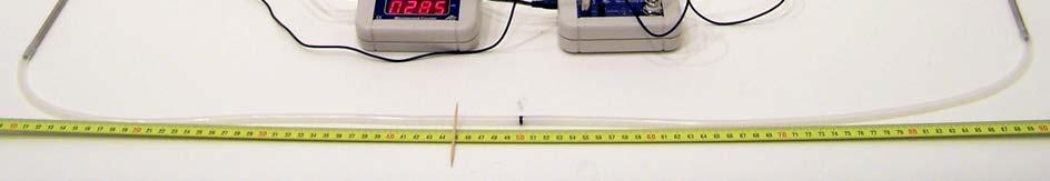 El punto de golpeteo se desplaza sucesivamente hacia la izquierda en pasos de distancias relativas Δs respecto a la mitad del tubo flexible.